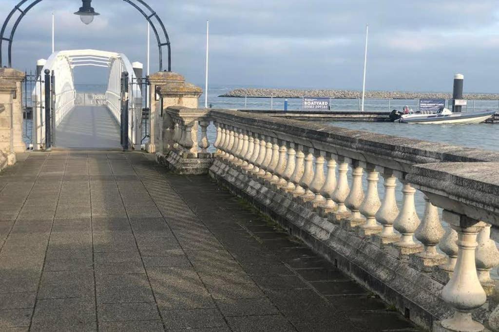 Stunning- The Nautilus Bungalow Cowes Iow Exterior photo