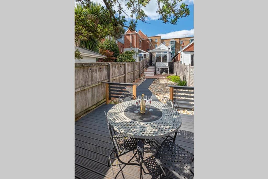 Stunning- The Nautilus Bungalow Cowes Iow Exterior photo